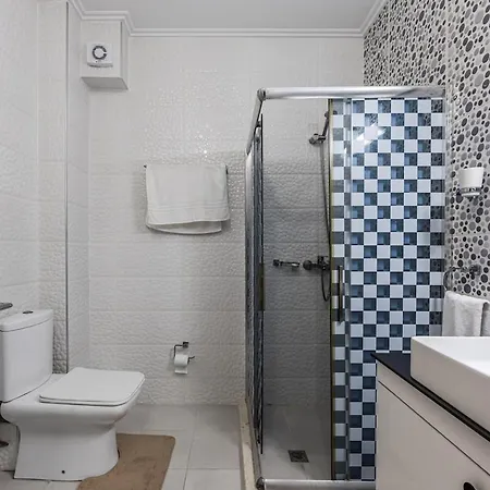 Appartamento Flower Balcony | 2br Beachside Escape By Pikhost